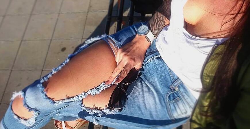 Дрочка от девушки из Техаса в рваных джинсах